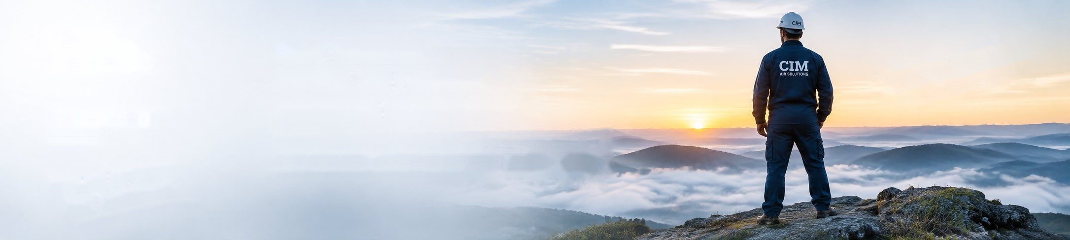 Serviser CIM Air Solutions na vrhu planine iznad oblaka u svitanje